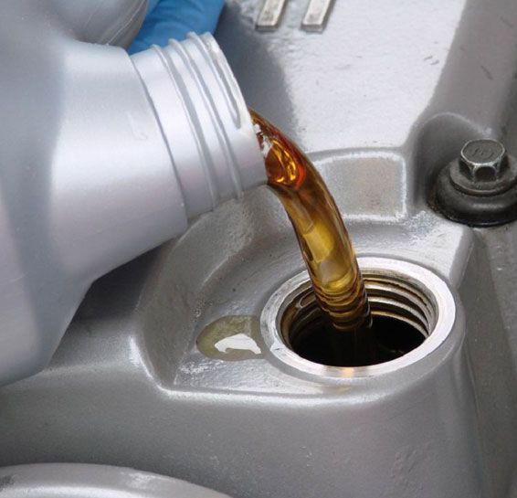 Есть ли смысл заливать в мотор дорогое масло?
