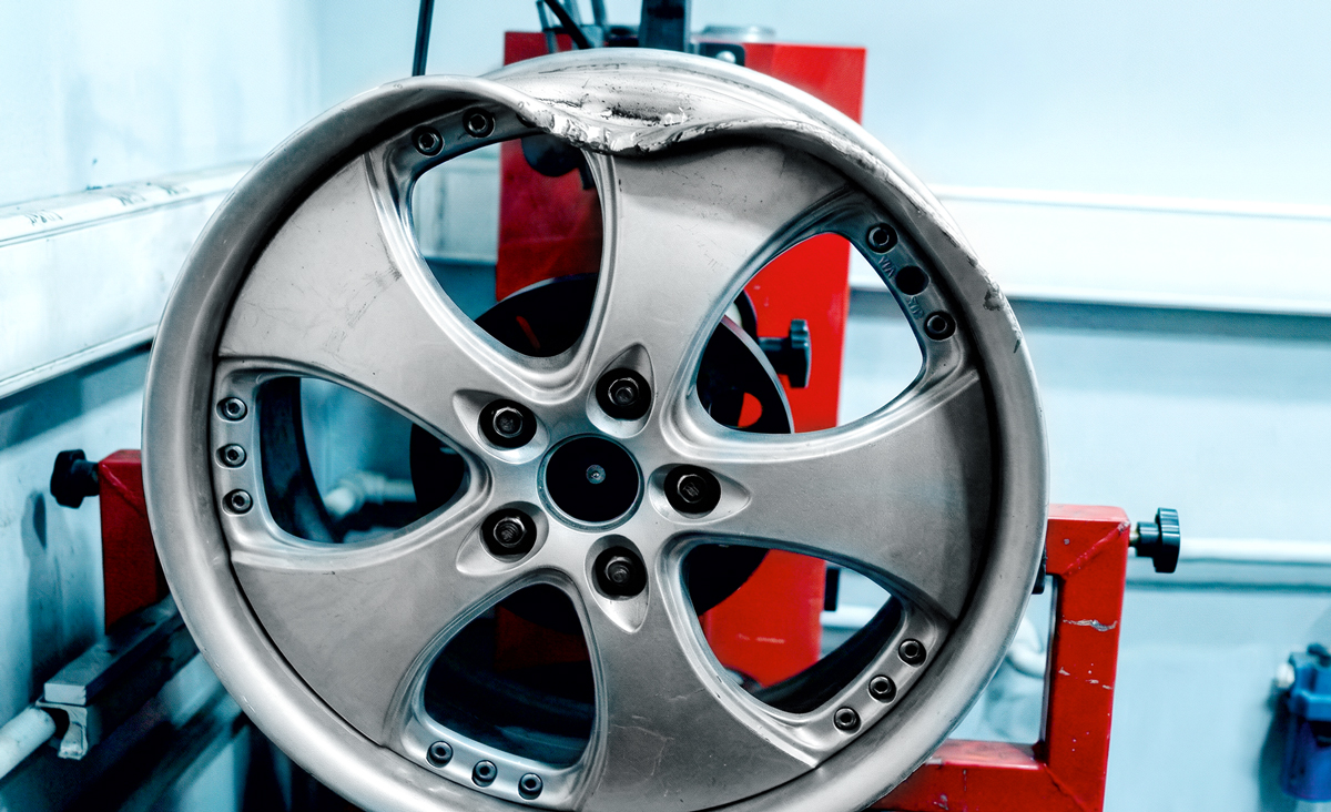 Процесс правки и восстановления автомобильного диска